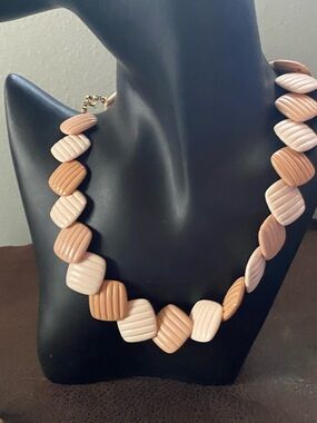 Avon “Summer Sands”  1980s Women’s Cream and Tan Statement Bead Necklace 18”